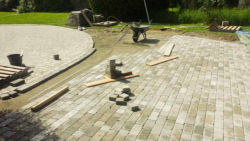 Création d'une cours pavée, vu des travaux de paysagiste Paysage Services