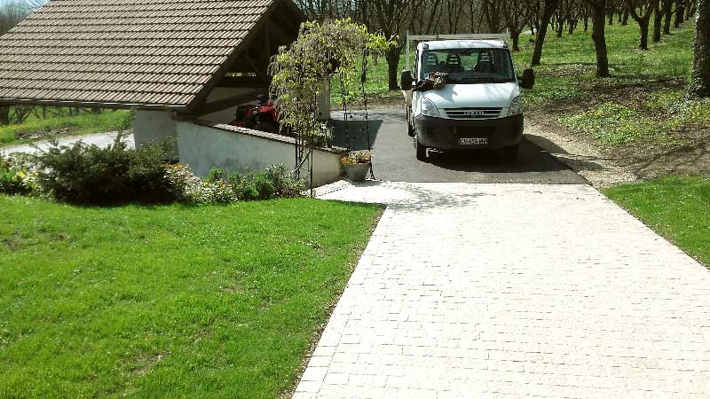 realisation d'une cours montante en pavés blancs par Paysage Services